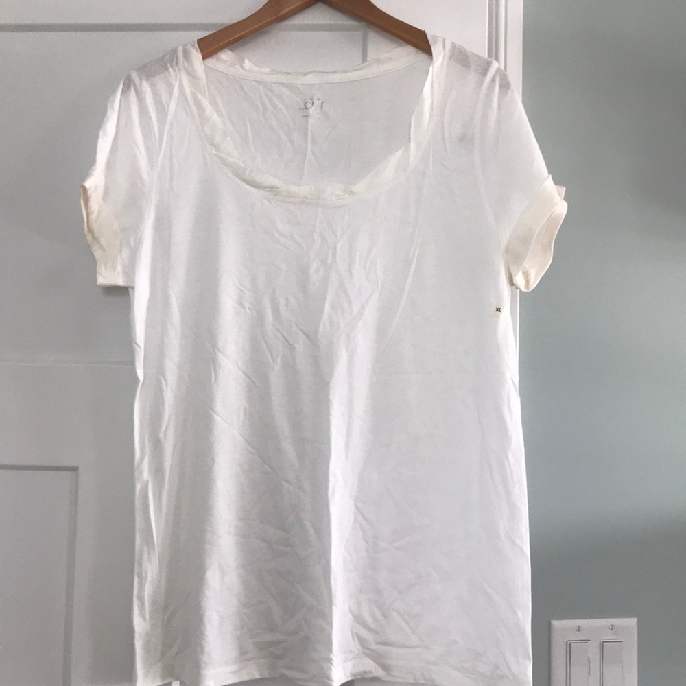 Loft tee with satin trim